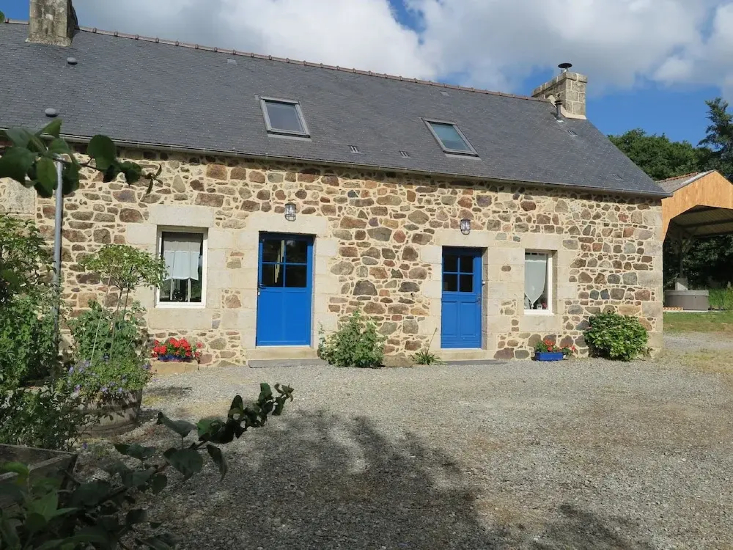 Pretty Cottage in La Chapelle-neuve Brittany With Jacuzzi