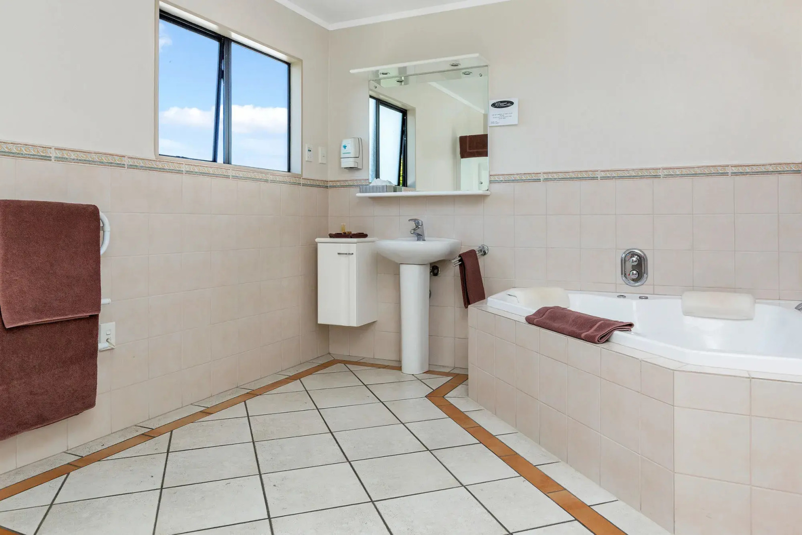 Kingswood Manor Motel