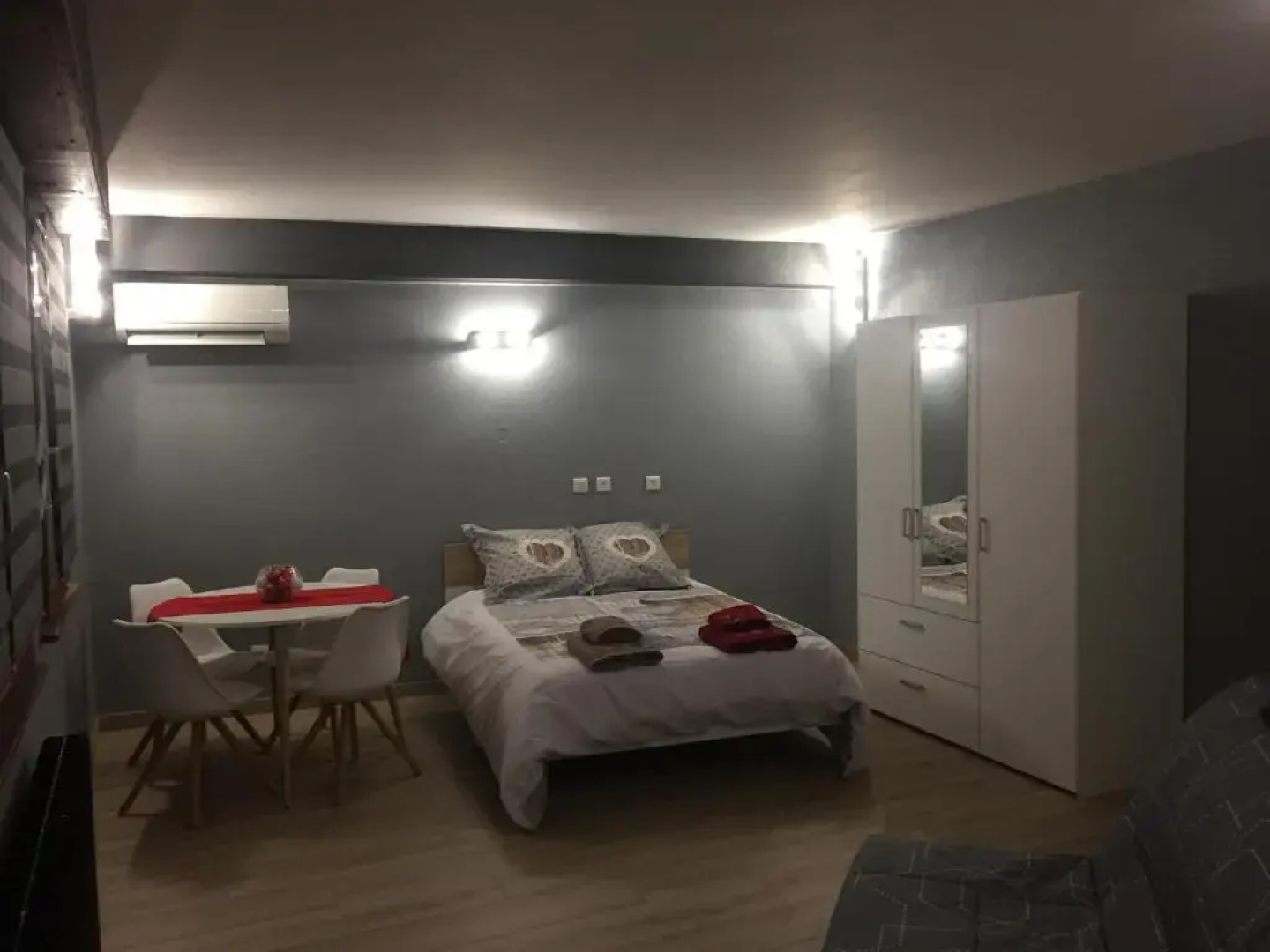 Grande Chambre climatisée chez Xavier