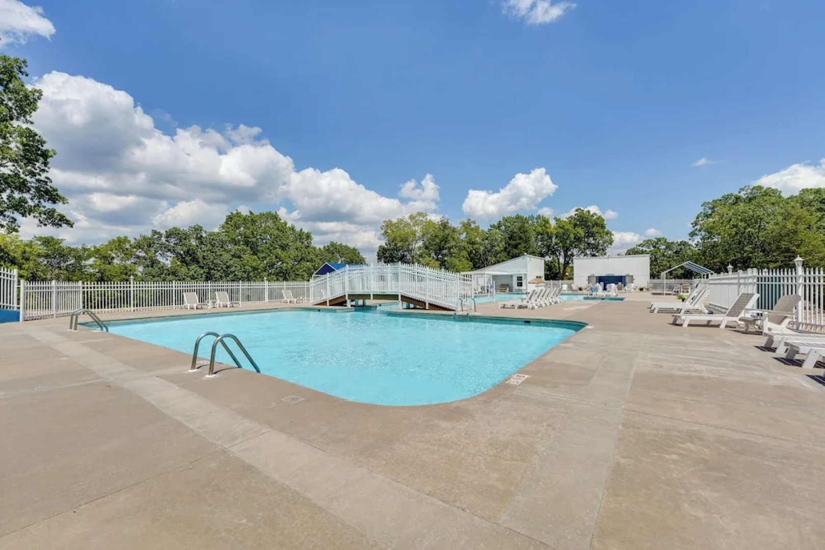 3 Mi to Table Rock Lake: Cozy Cabin in the Woods!