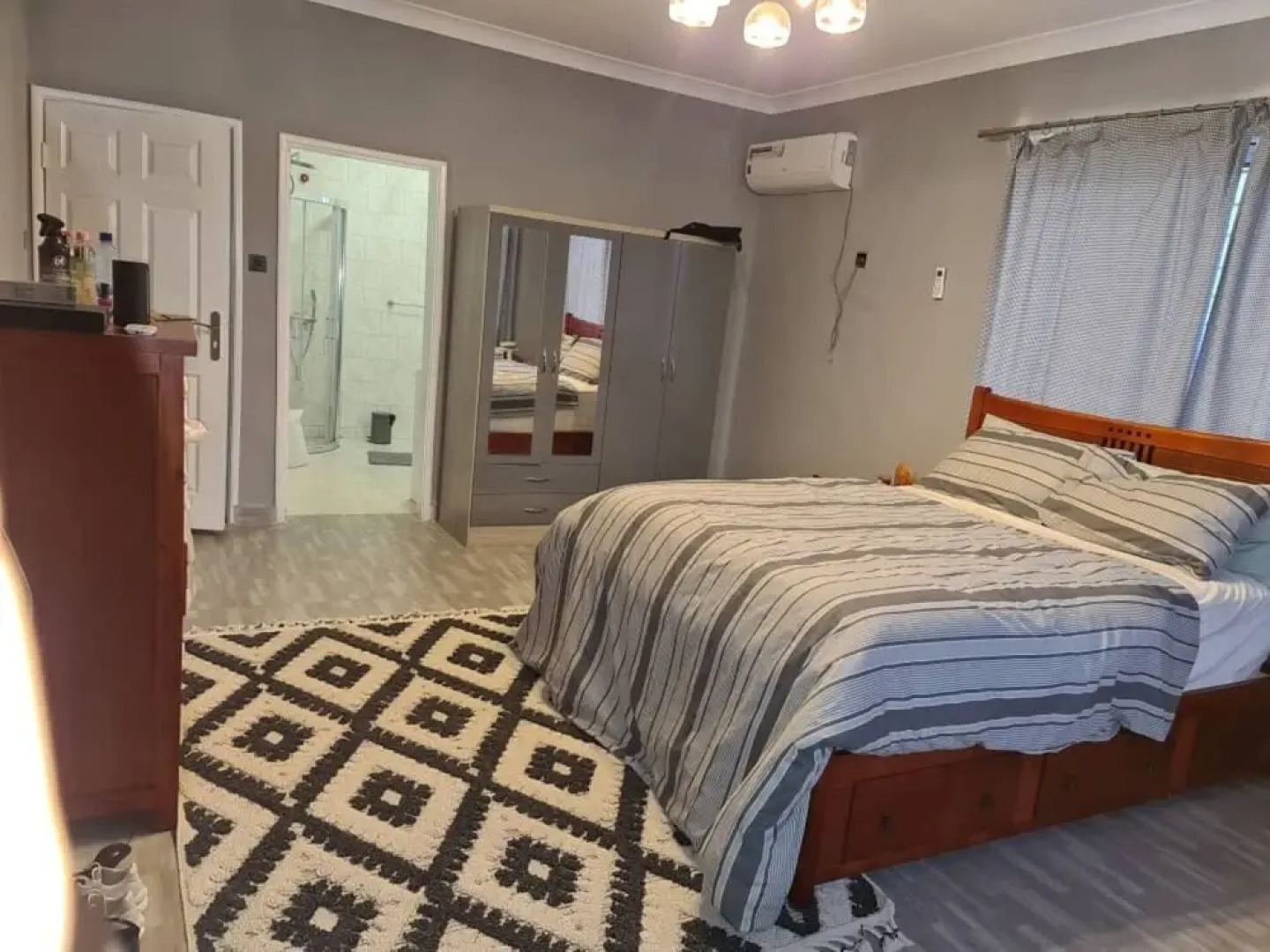 6-bed House in Freetown 5 min Drive From the Beach