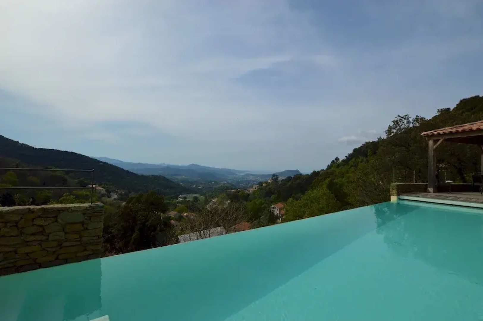 Villa piscine à débordement panorama