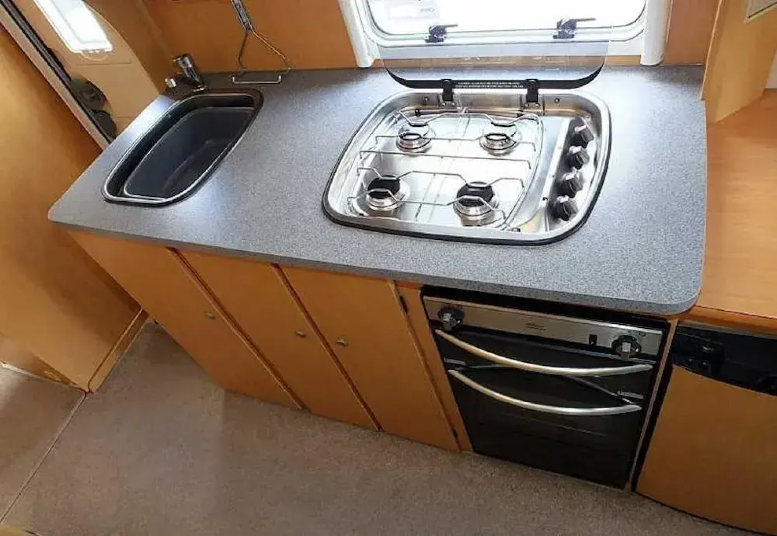 Stayzo Modern Caravan on a Family Friendly Site - With Free Wi-fi in the Chiltern Hills