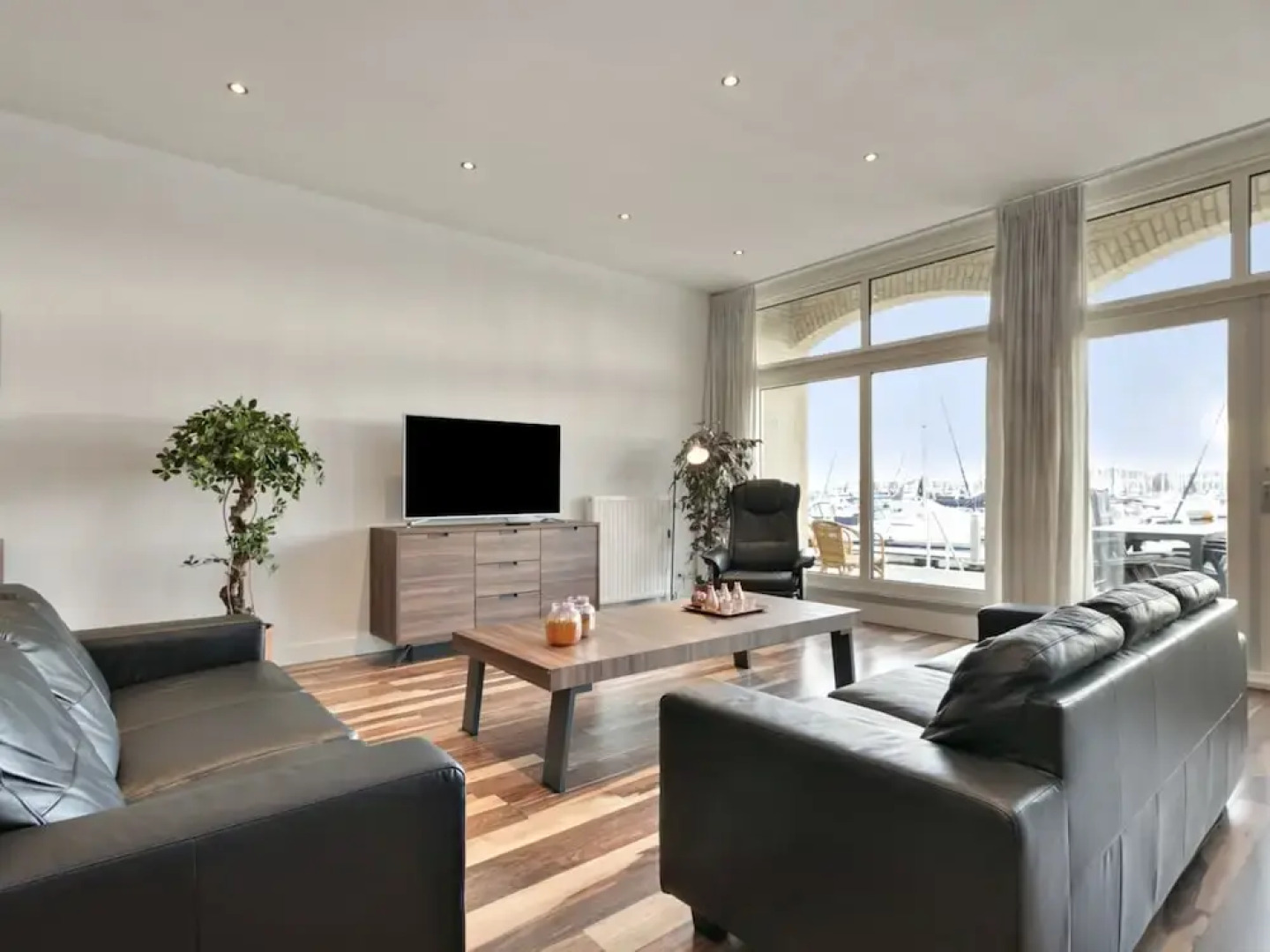 Spacious Luxury Apartment With Beautiful Views of the Marina