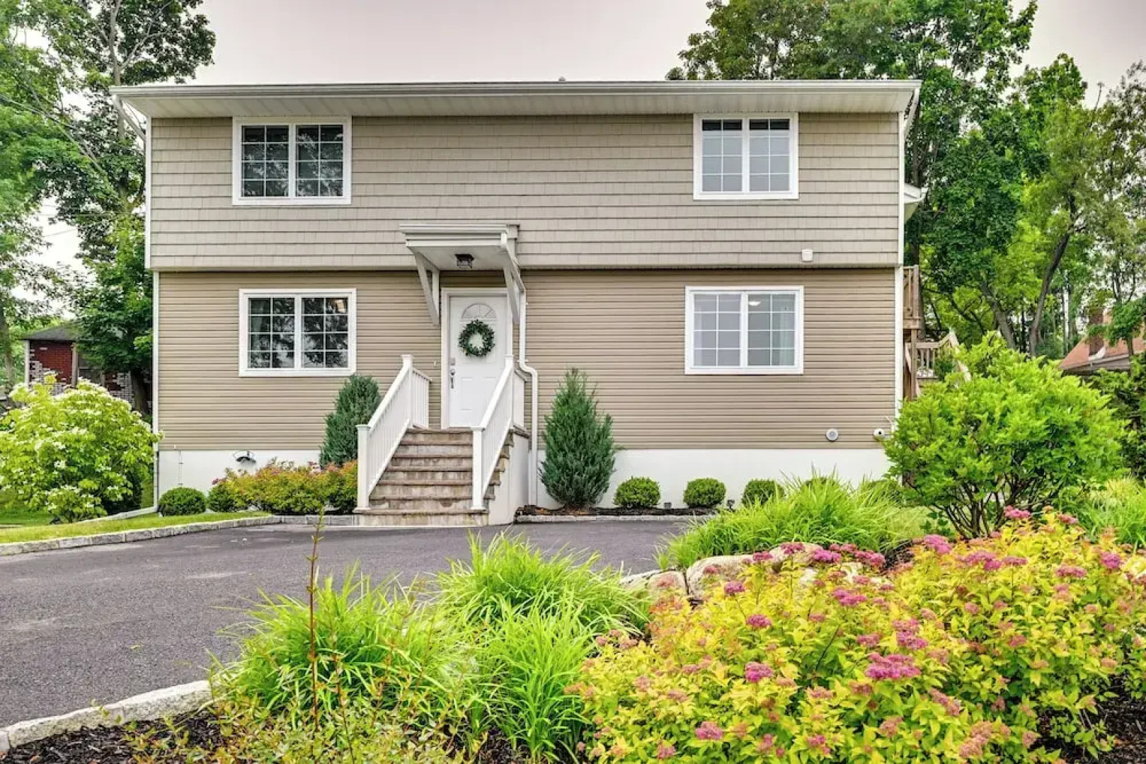 Glen Cove Vacation Rental < 1 Mi to Downtown!