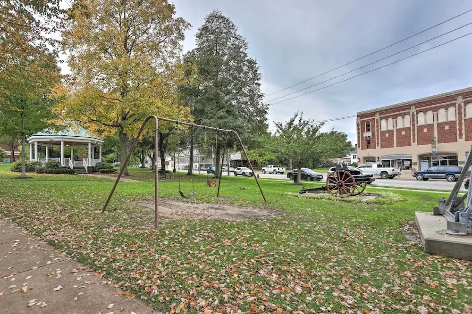 Pet-friendly Home - 1/2 Mi to Downtown Willoughby!