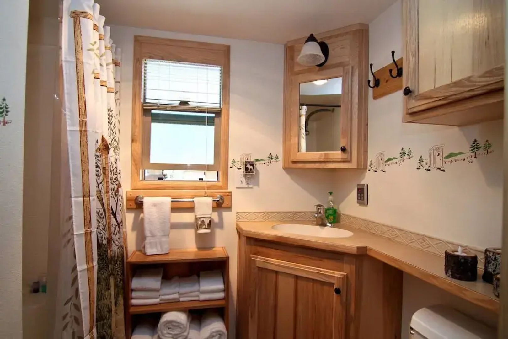 #33 The Cabins at Hyatt Lake - Sleeps 6 - Hot Tub