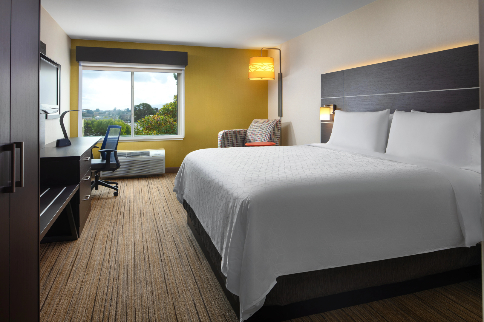 Holiday Inn Express Suites Belmont by IHG