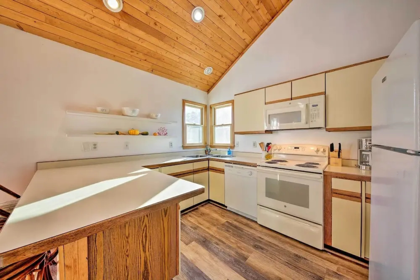 Bright Southern Shores Family Home < 1 Mi to Beach