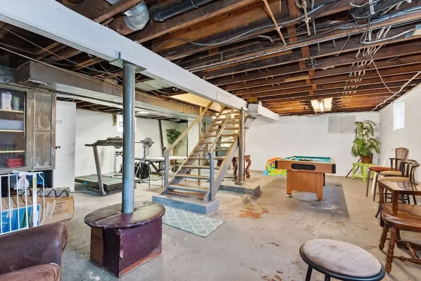 4BR Chalet with Seasonal Pool Hot Tub