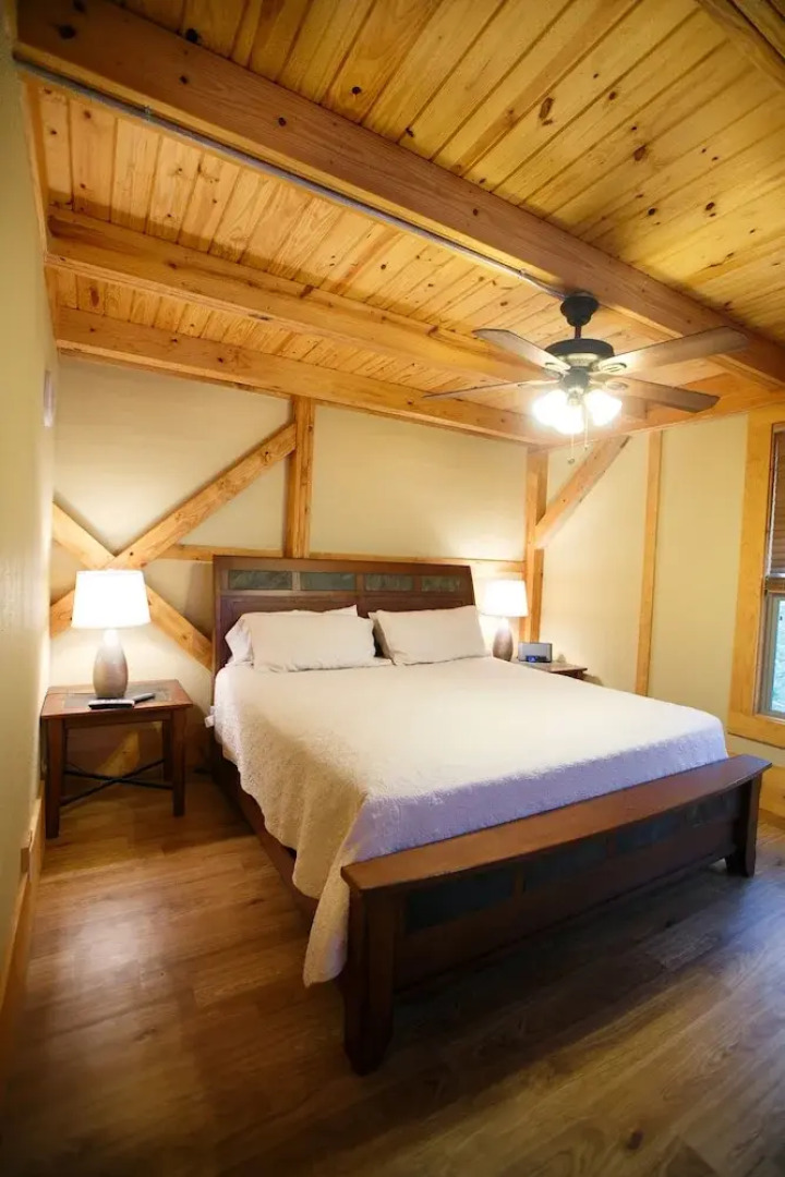 River Rd. Treehouses- Whippoorwill Haus 1 Bedroom 1 Bathroom Cabin