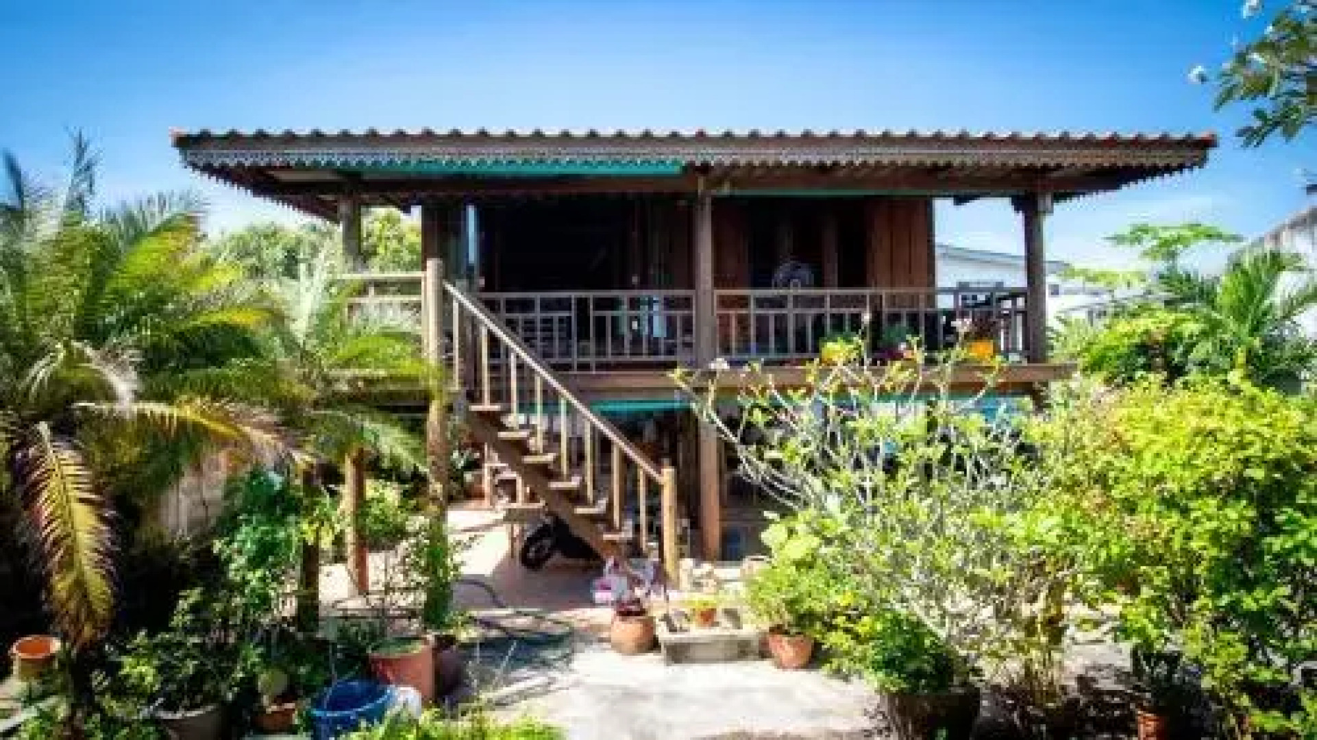 SeeSea Thai wooden house on beachfront