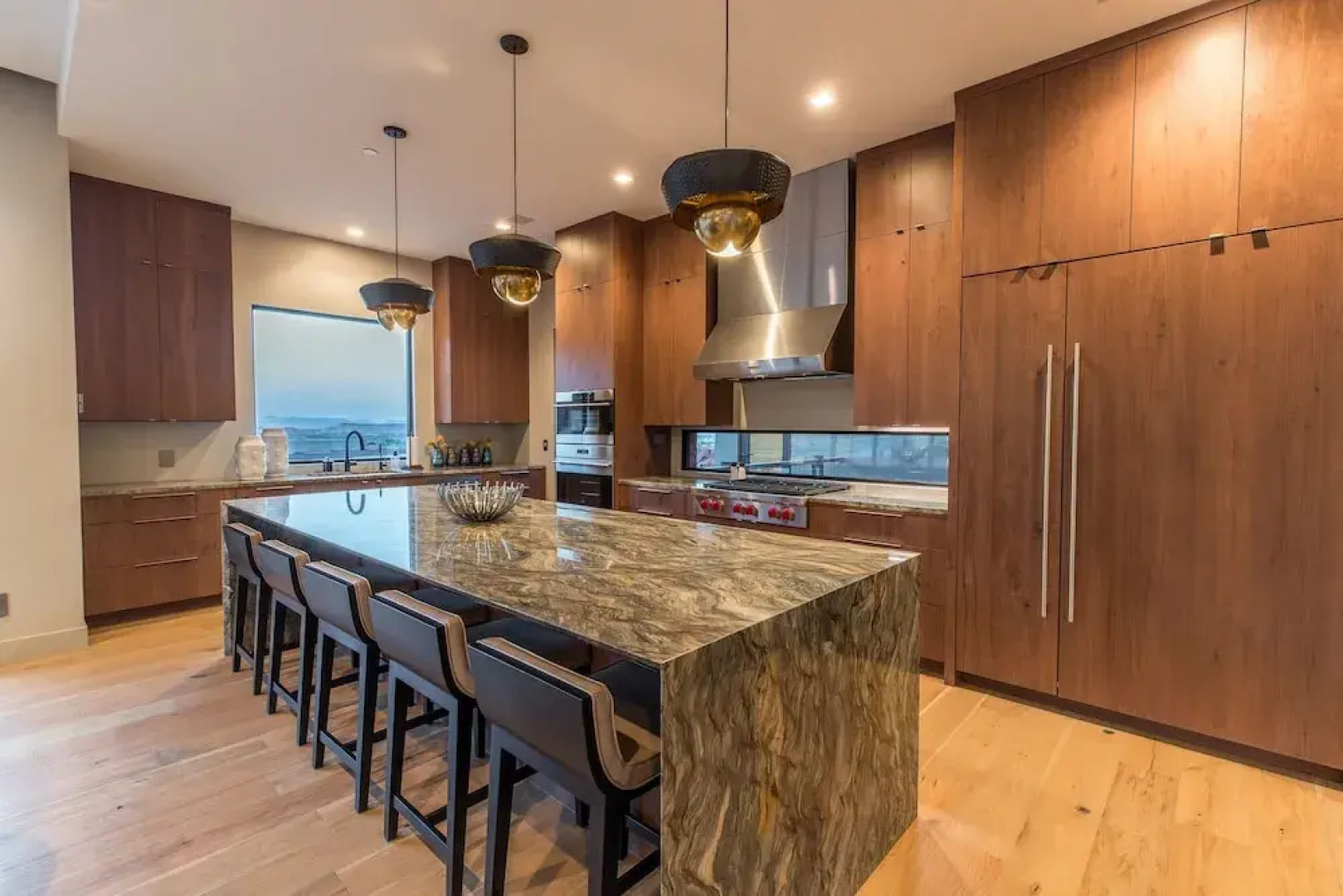 Luxury Service 3 King Suites & Pool – Sleeps 8 – Daily HK home