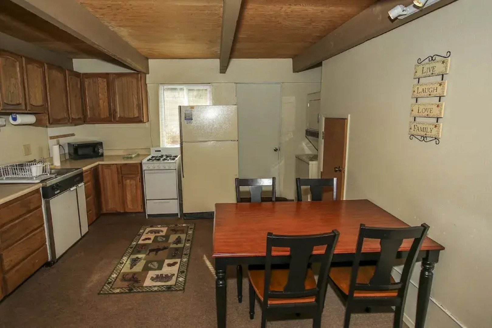 Bearly Rustic - 2BR 1BA, WiFi, Nice Back Yard for Snow Play