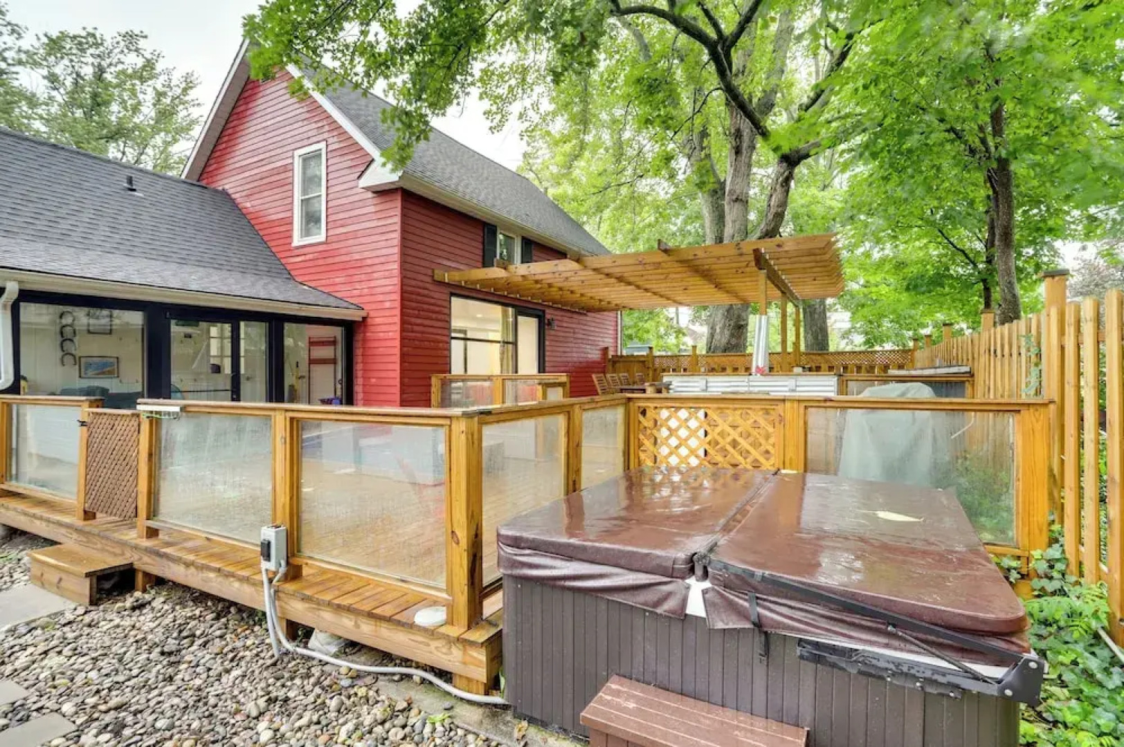 South Haven Oasis - Private Hot Tub, Pool & Grill!