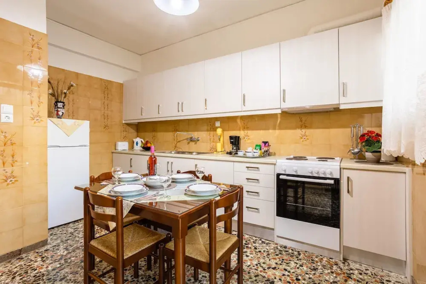 Seaside Family Haven - Avia's Spacious Getaway