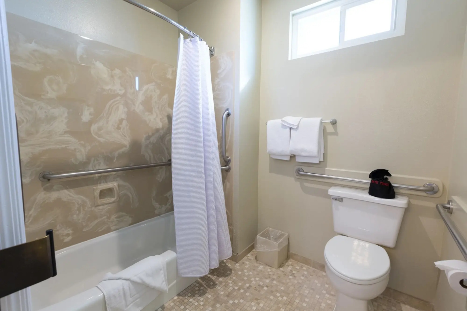 Cambria Landing Inn & Suites