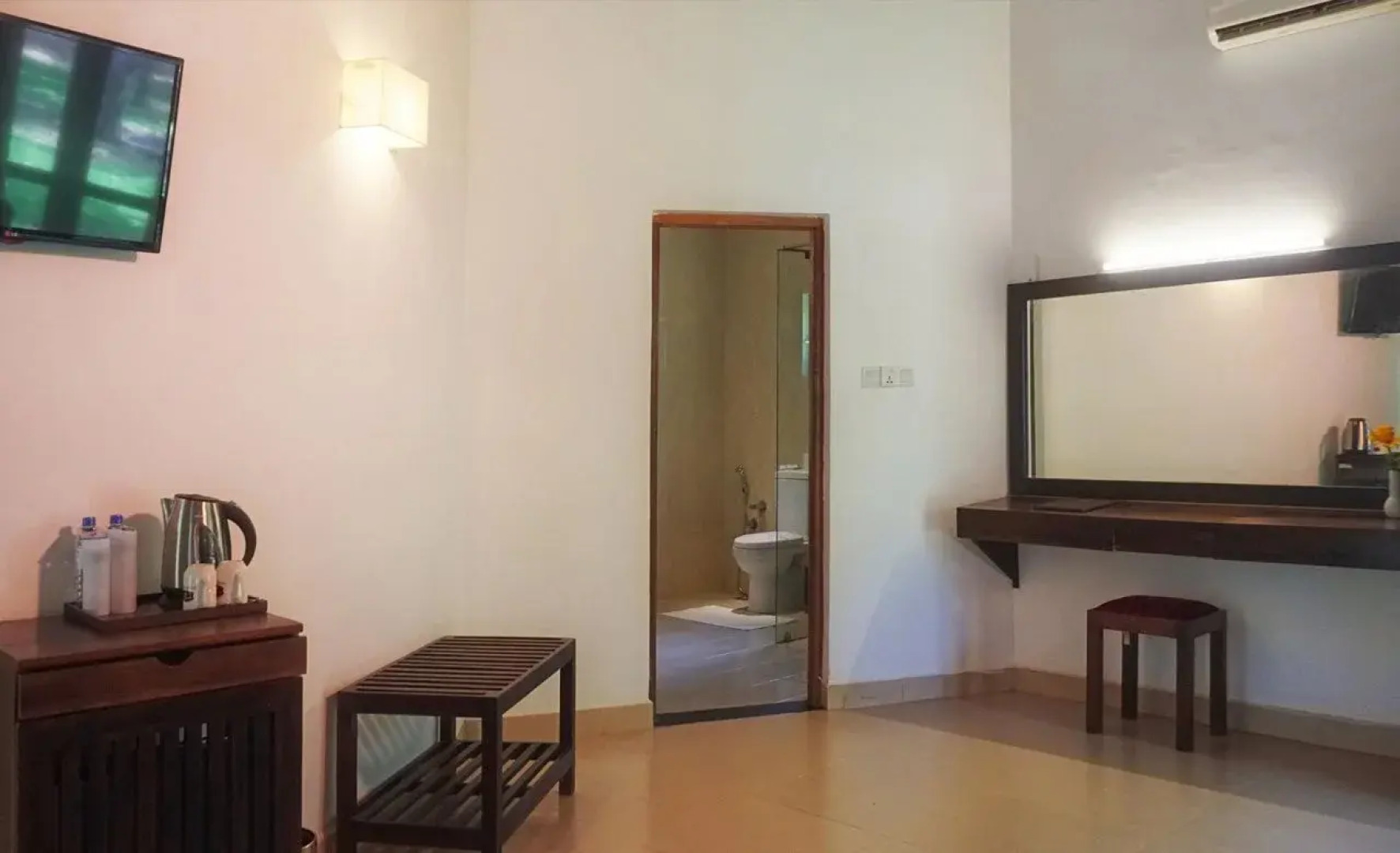 Saunter Paradise Hotel