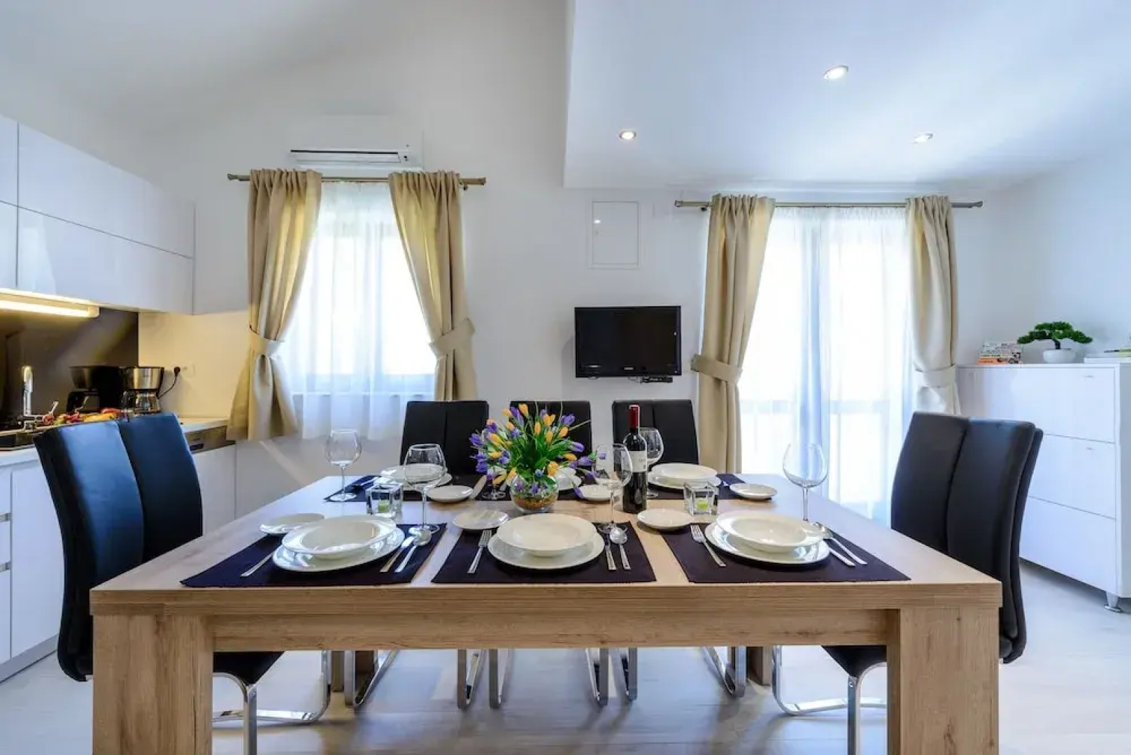 Holiday Home with Private heated Pool, Sea view & Basketball Court