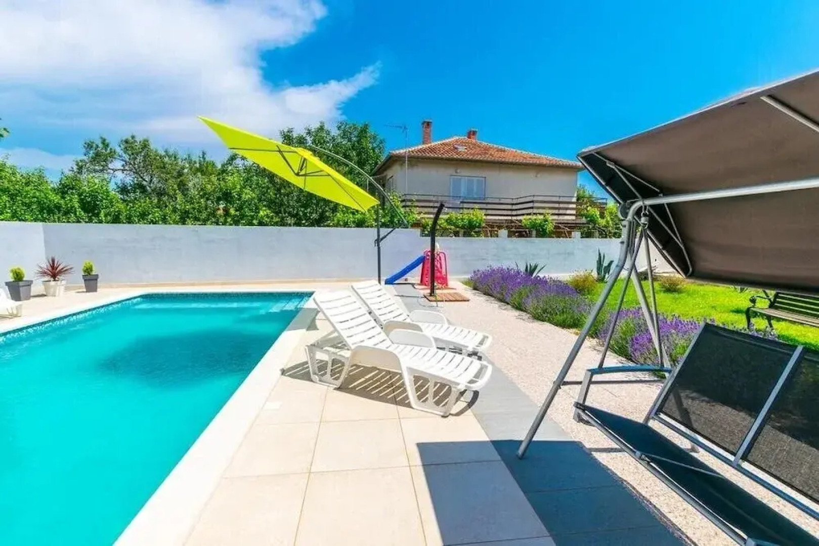 Comfort apartments with pool in Medulin