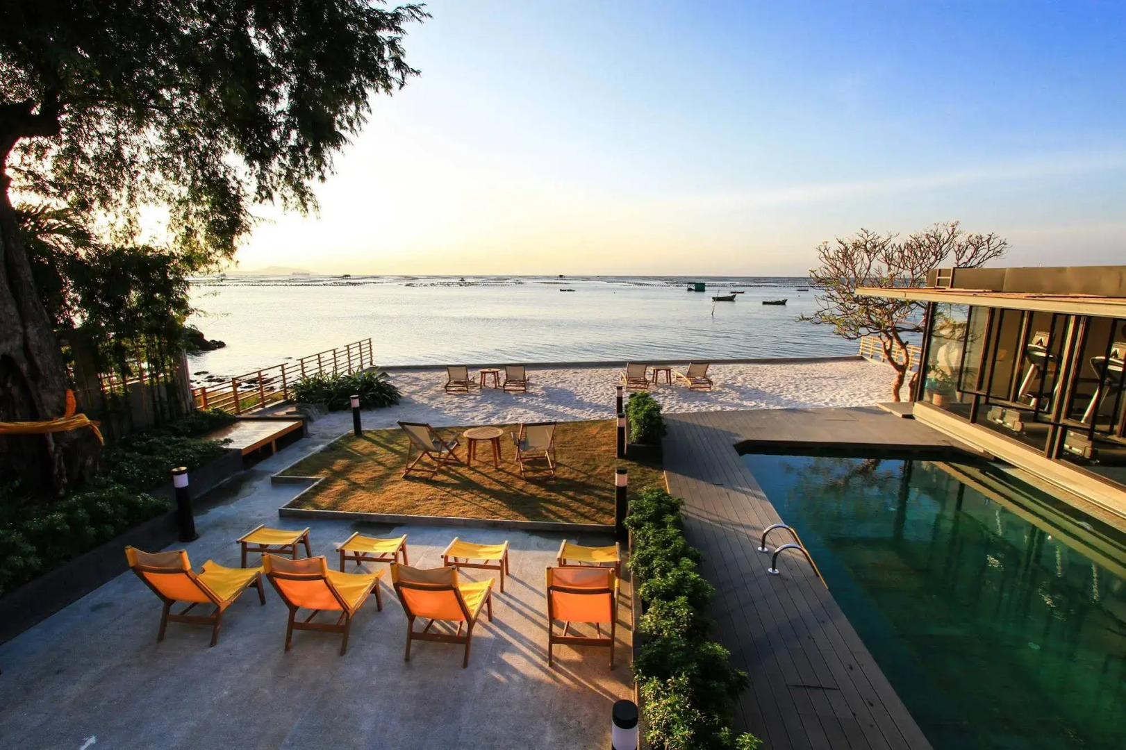 Balcony Seaside Sriracha Hotel & Serviced Apartments