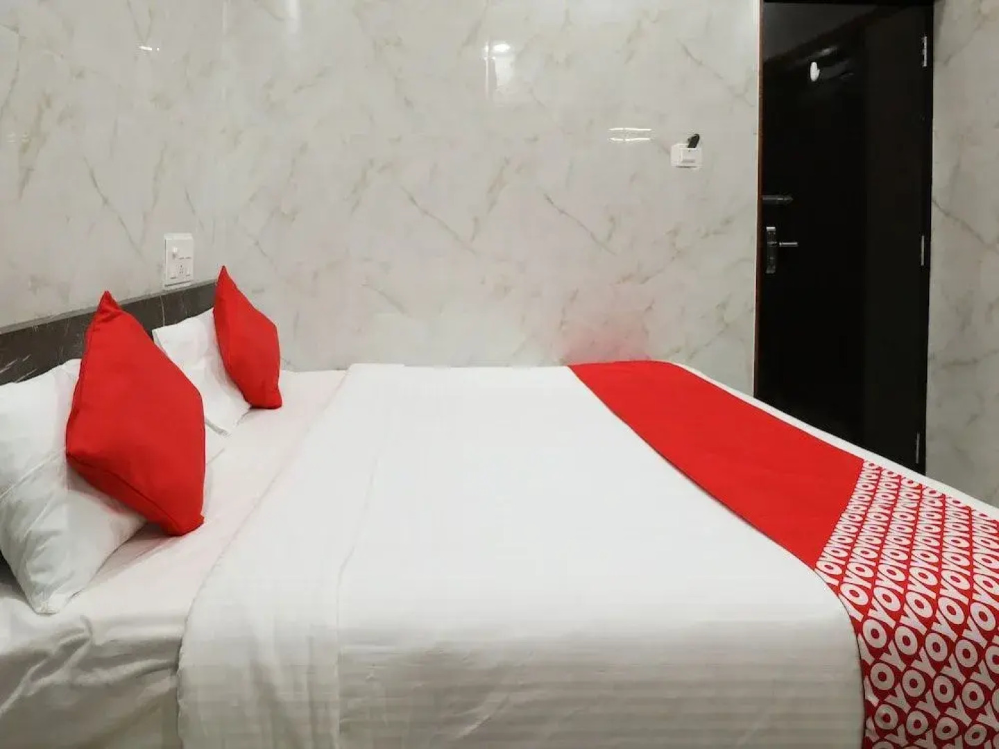 OYO 16537 Guru Comforts