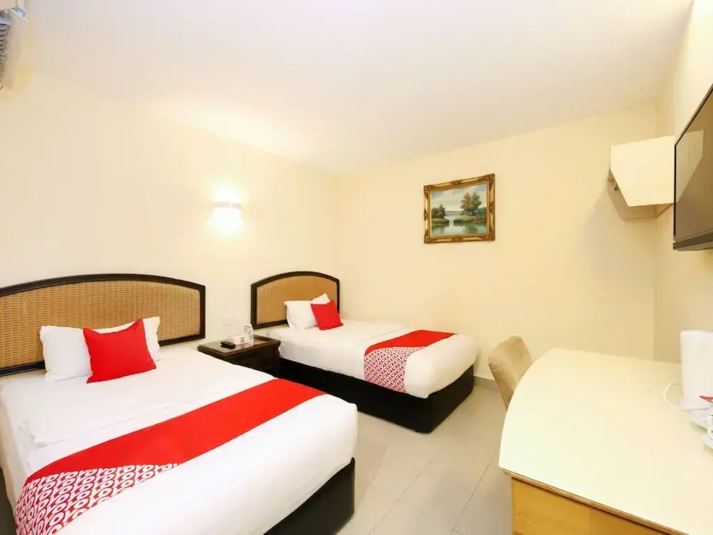 Super OYO 635 Seven Days Hotel