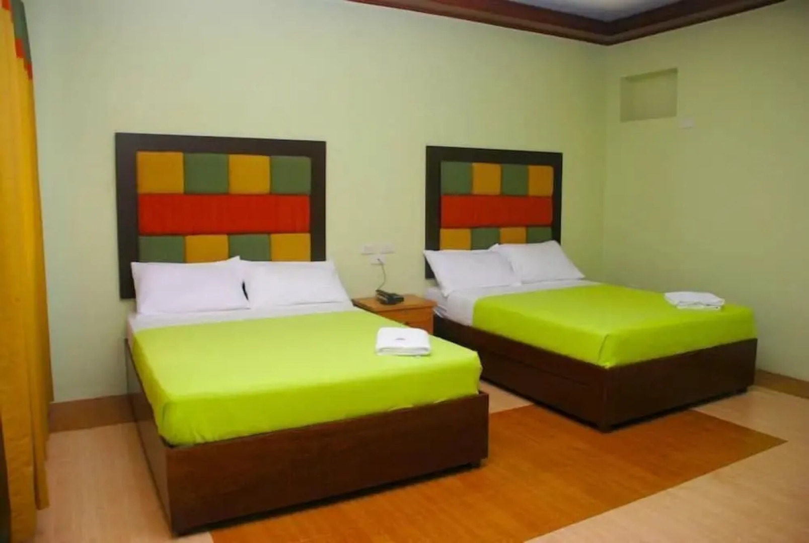 Kamayan sa Palaisdaan Hotel and Resort