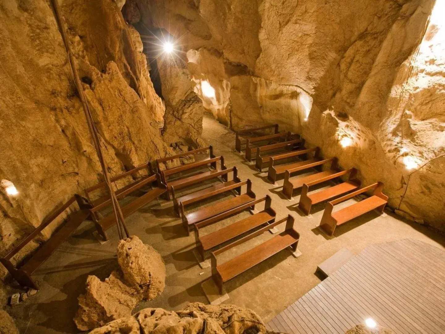 Capricorn Caves - Caravan Park