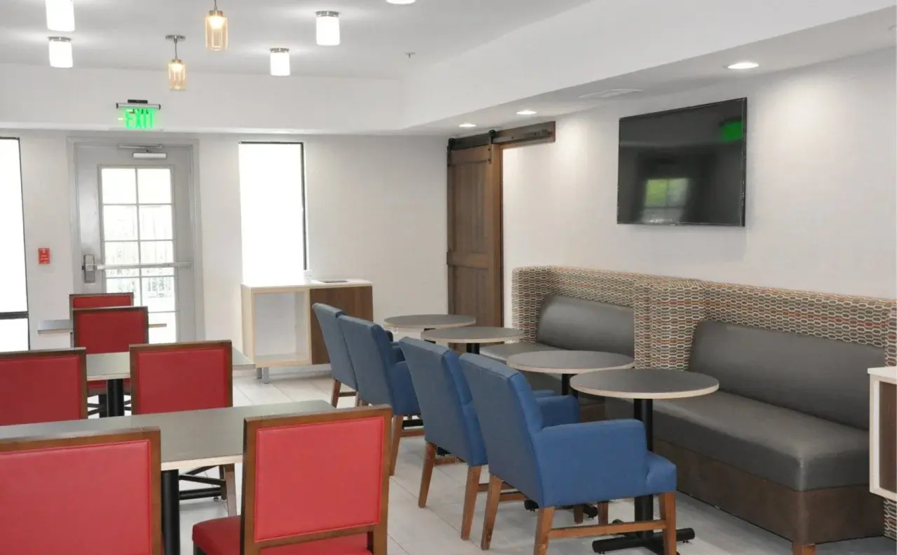 Holiday Inn Express & Suites Lake Forest by IHG