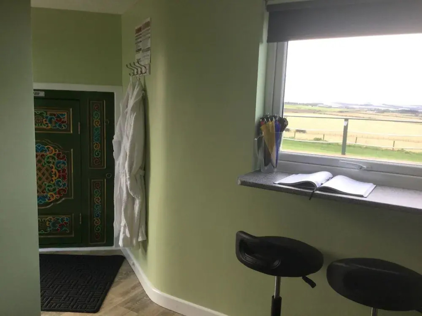 Green Yurt With Hot Tub - Sleeps 3, Parking & Wifi