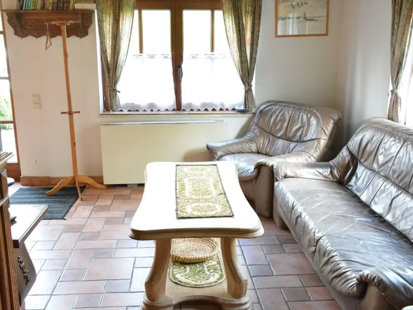 Quaint Chalet in Hannut with a Pond