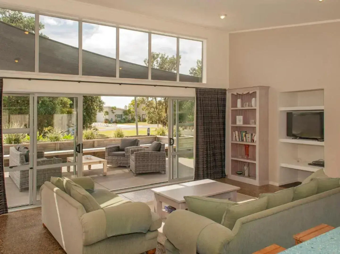 Sands Beach House - Matarangi Holiday Home
