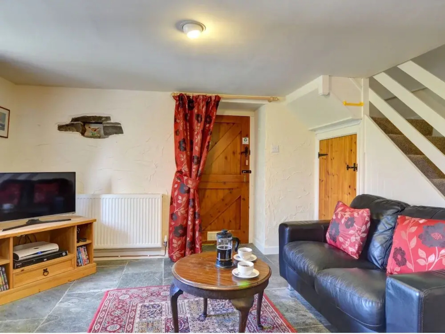 Pretty Holiday Home With Sunny Garden and a Comfortable Four-poster bed