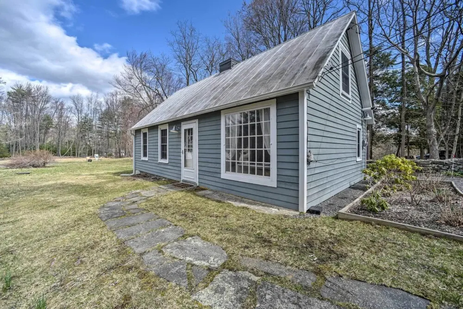 Charming Cottage w/ Yard - 2 Mi to Tinker St!