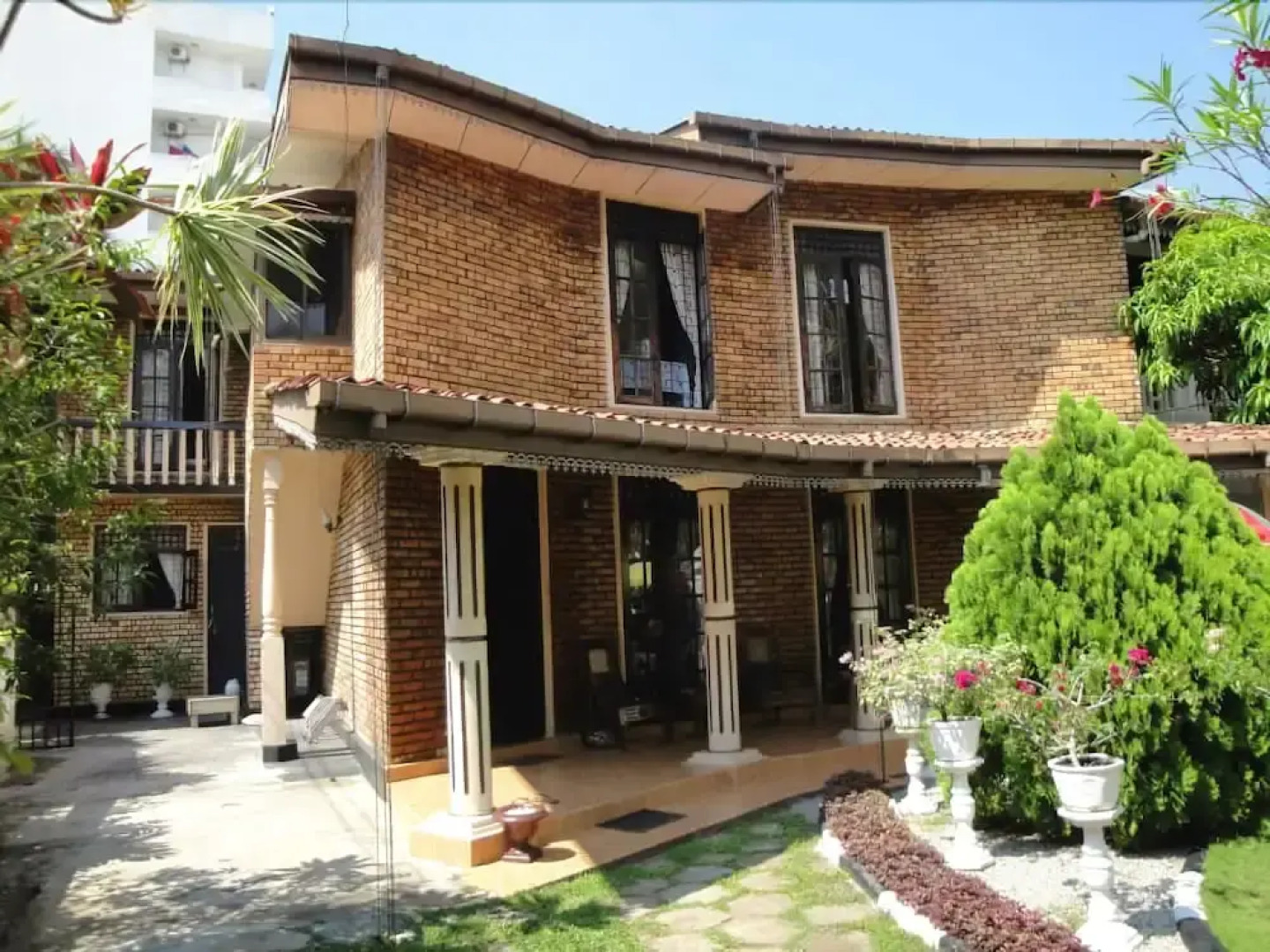 Lavinia Beach Hostel