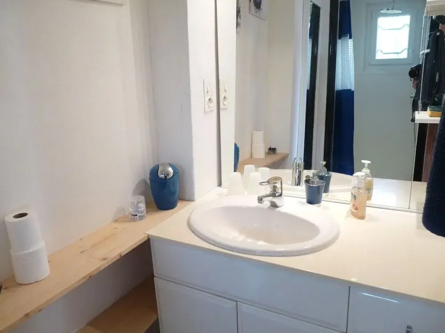 Chambre Rouge et Vin Blanc