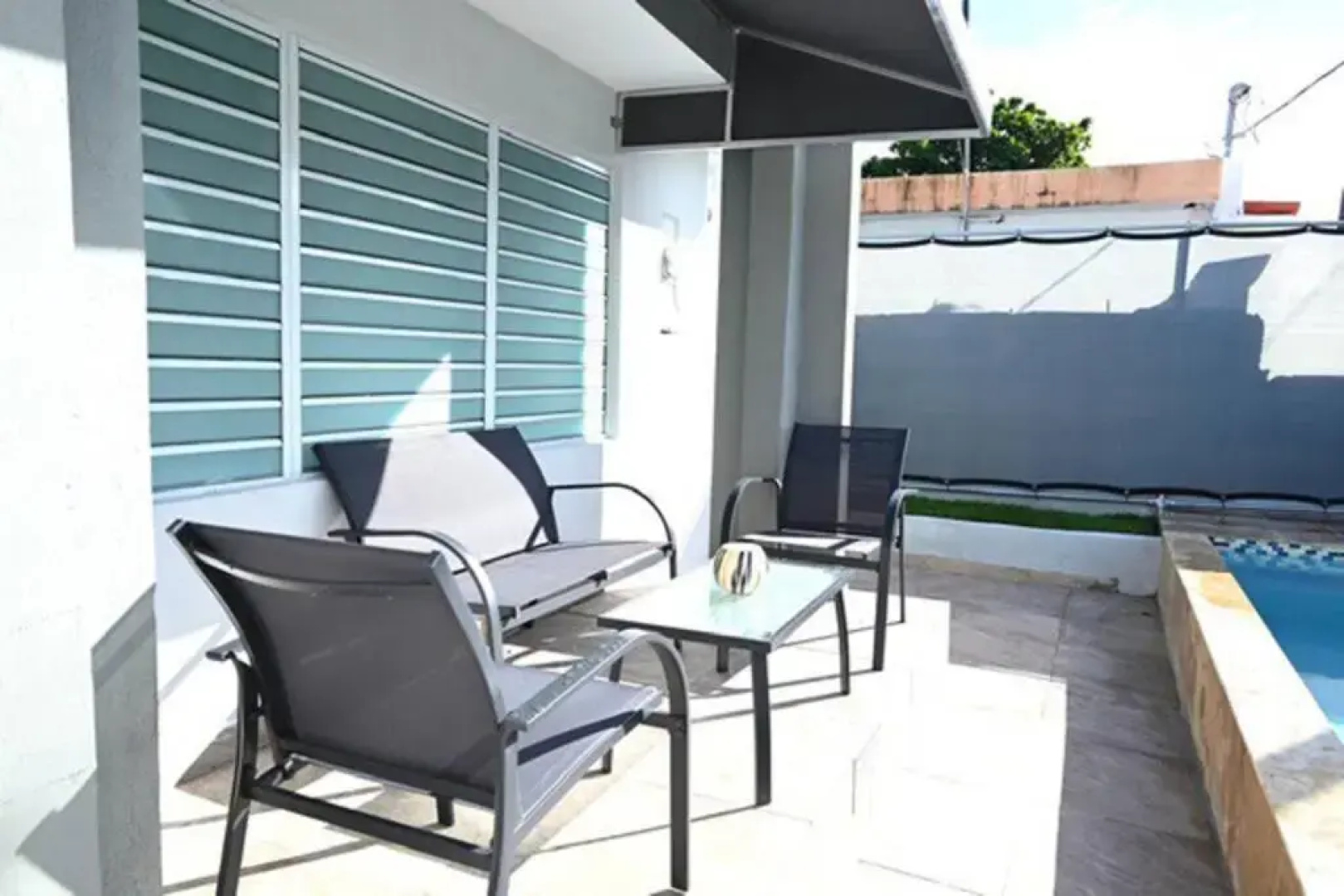 NEW Remodeled pool house 2 minutes from beach