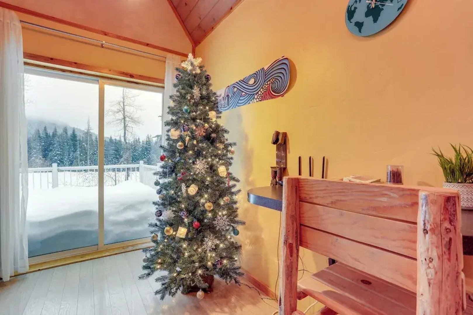 Snoqualmie Pass Cabin w/ Deck: Walk to Ski Lift