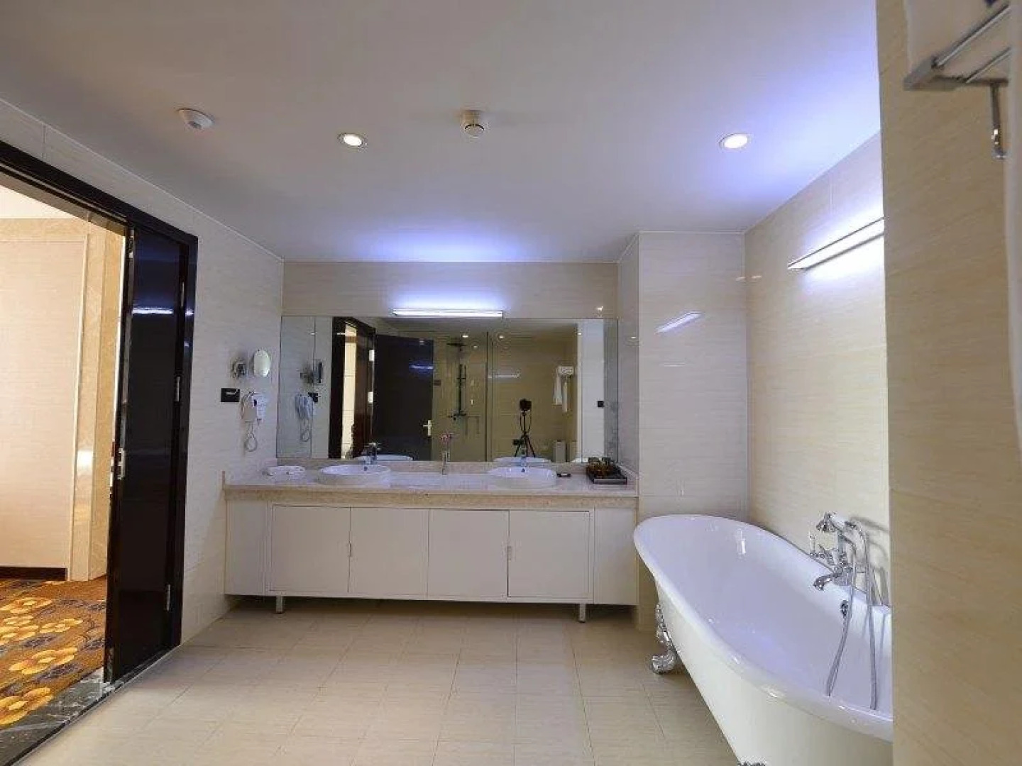 Huang He  International   Hotel