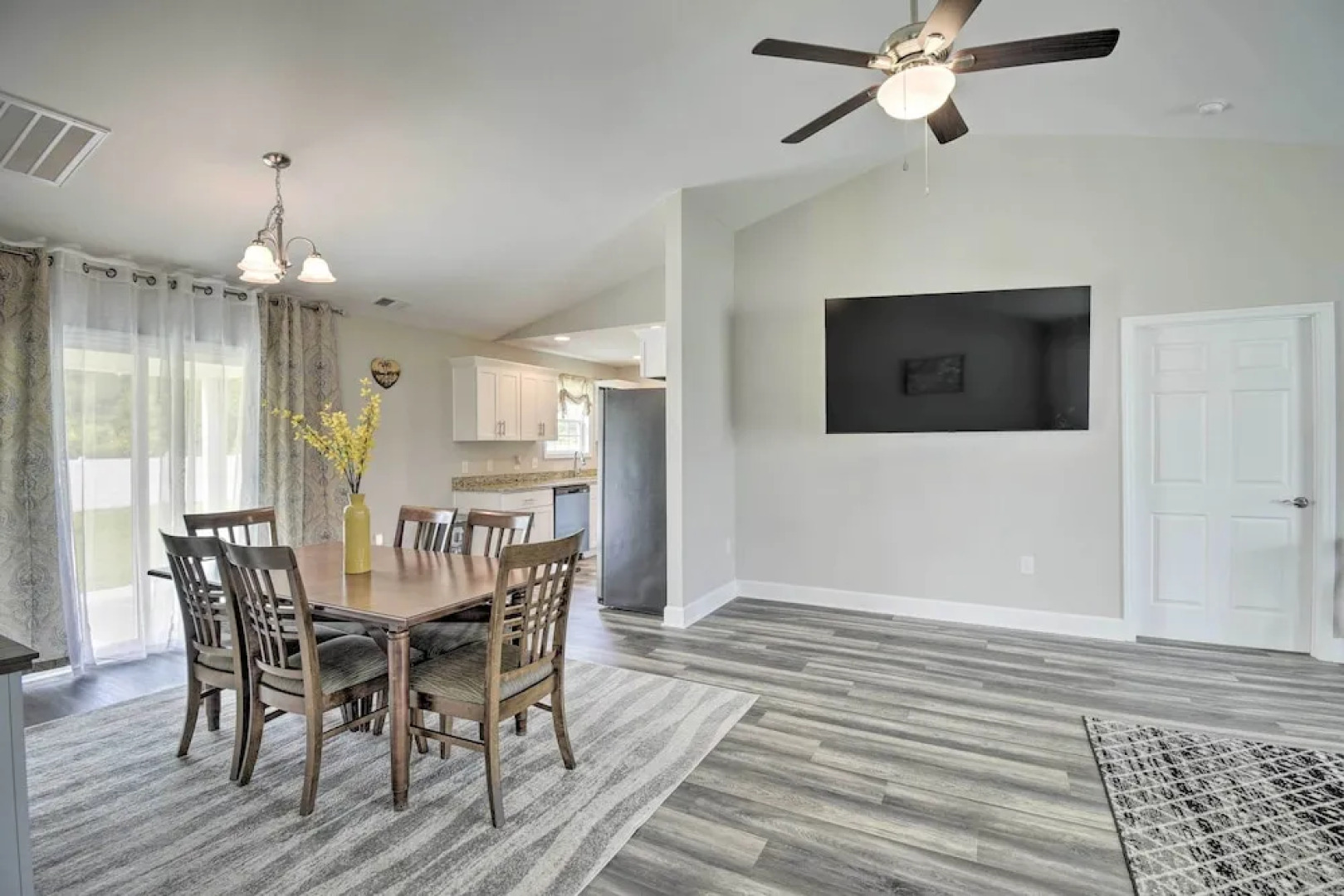 3 Mi to Golf: Loris Home w/ Big Private Yard!