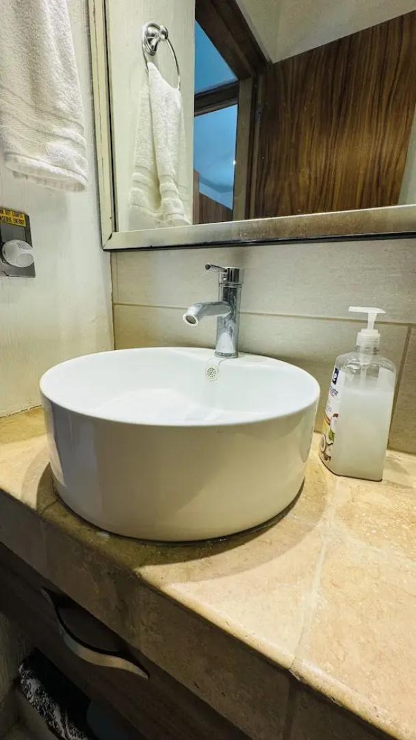 Renovated 1 Bdrm Guest House -walk to Everything -bikes -gym - Pickleball Court