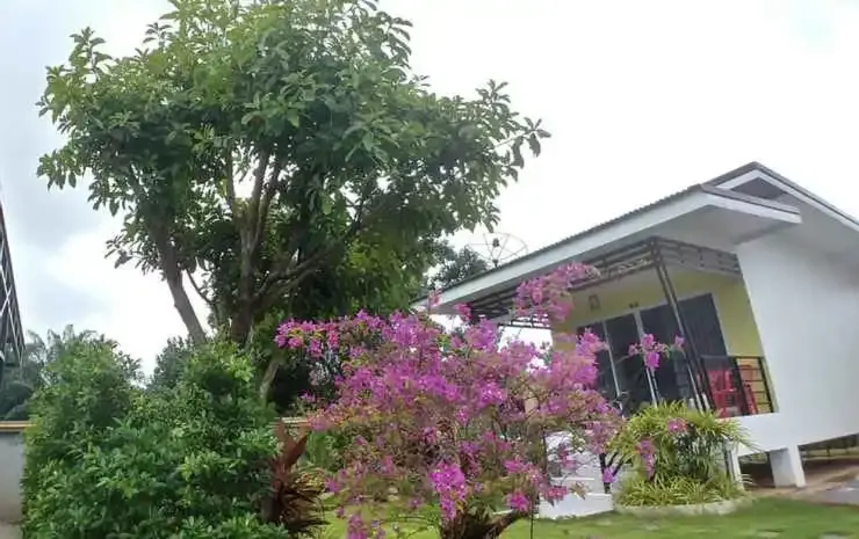 Thipburee Riverside Hotel