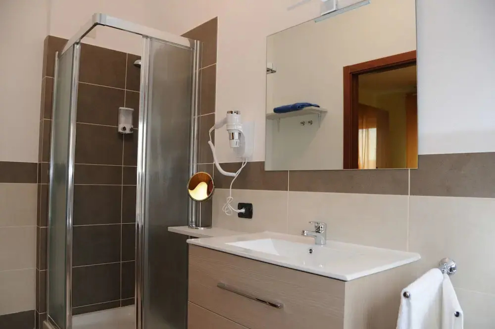 Color House Malpensa B&B