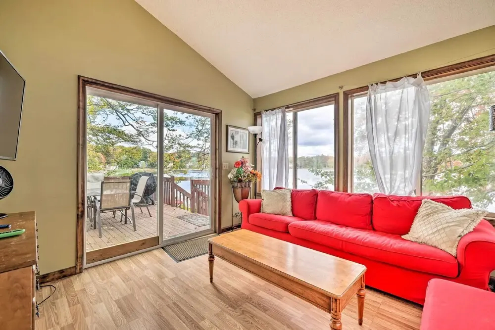 Game Room & Kayaks: Lakefront Poconos Home!