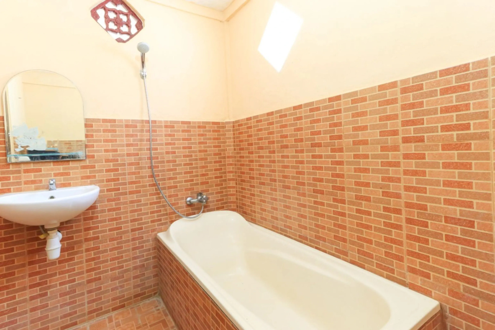 Hotel Tara Bar & Resto Air Sanih by ZUZU