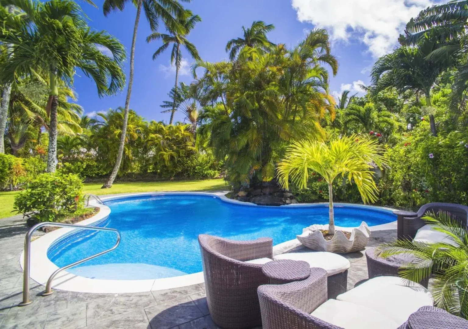 Motu Beachfront Art Villas