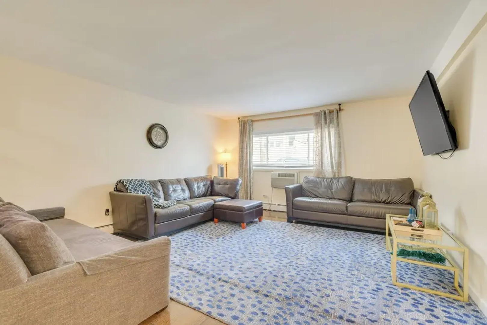 Walk to Train: Convenient Skokie Condo!