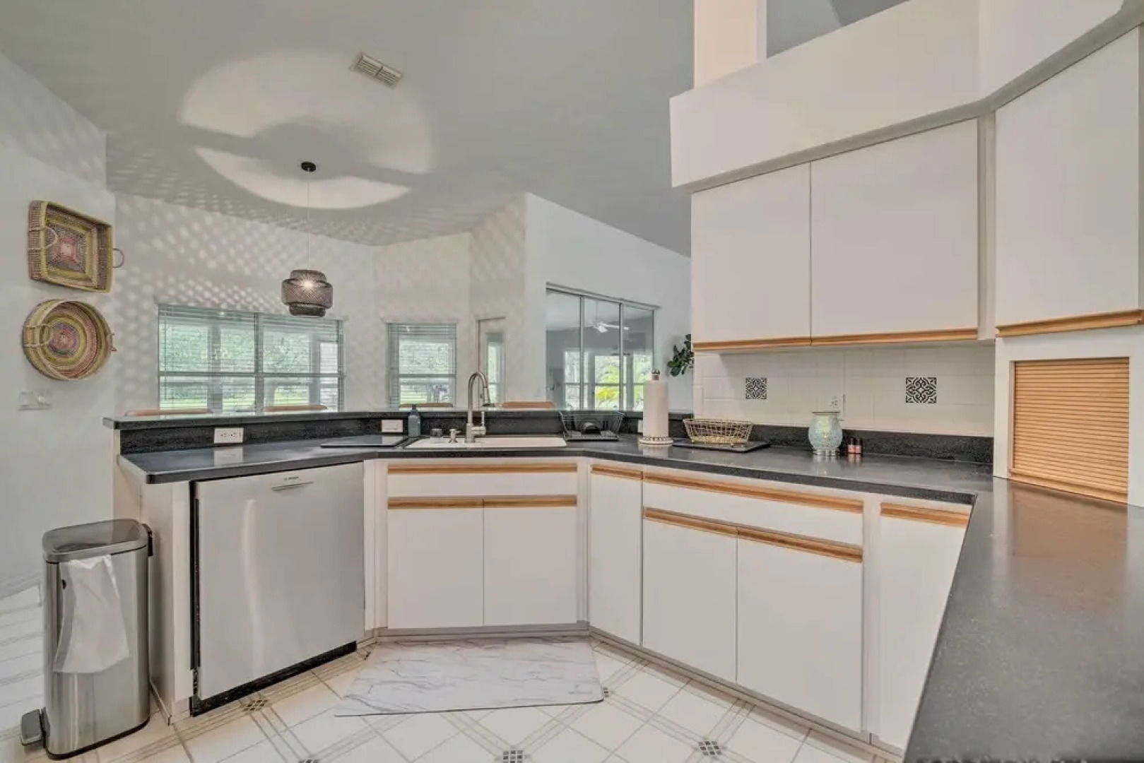 Crystal River Gem Near Three Sisters Springs!