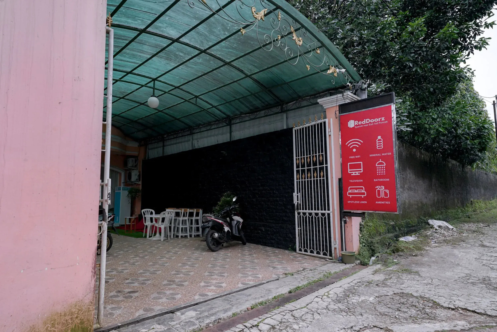 RedDoorz Syariah near Exit Toll Puncak